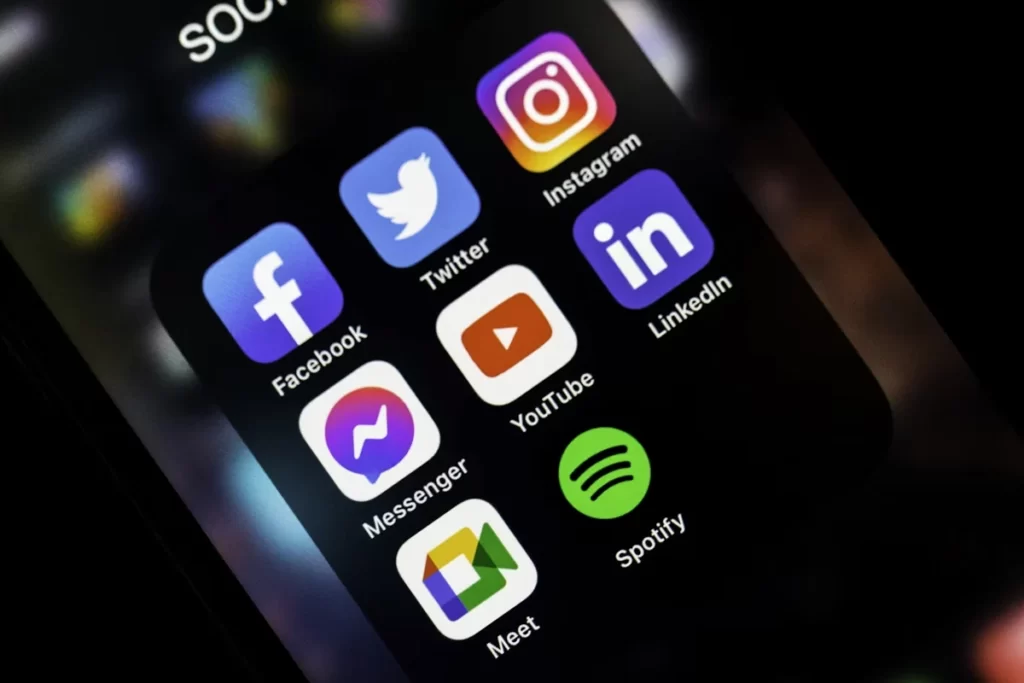 icônes de réseaux sociaux sur votre téléphone, notamment YouTube et Instagram