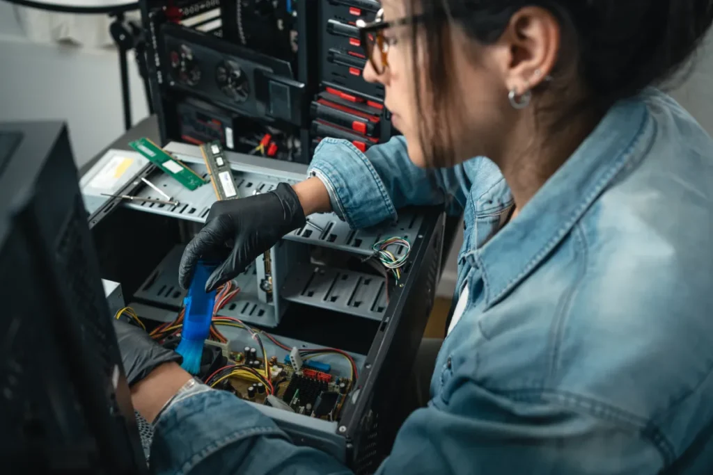 femme réparant un ordinateur de l’intérieur