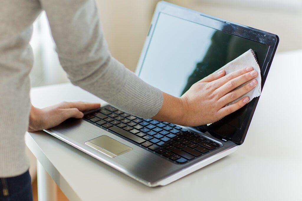 taches sur l'écran d'un ordinateur portable nettoyées avec un chiffon en microfibre